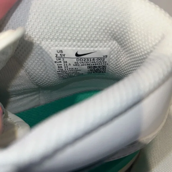 Nike Dunk Shoes - Picture 7 of 7